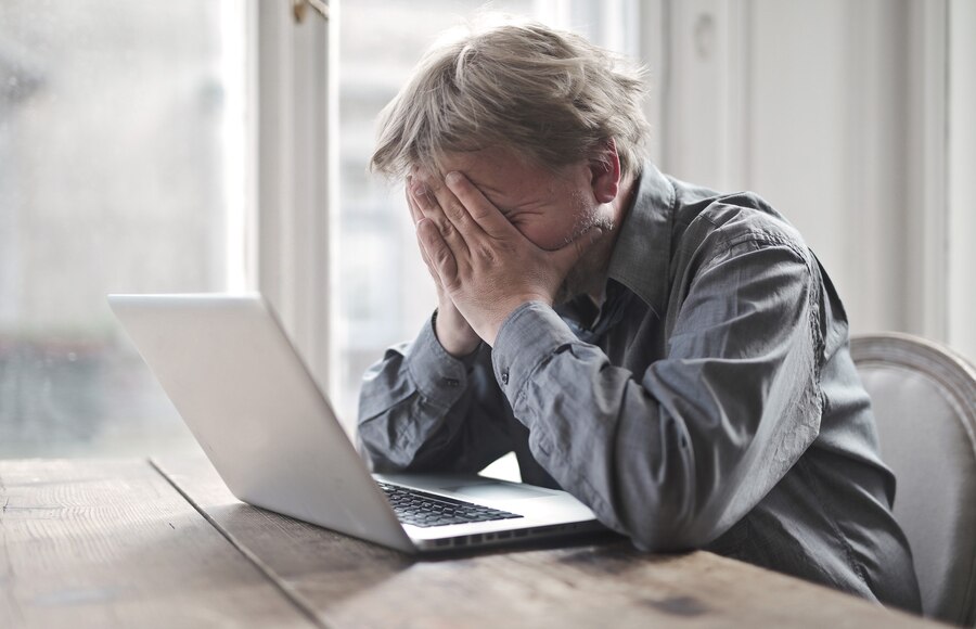 desperate-male-computer_181624-31512.jpg